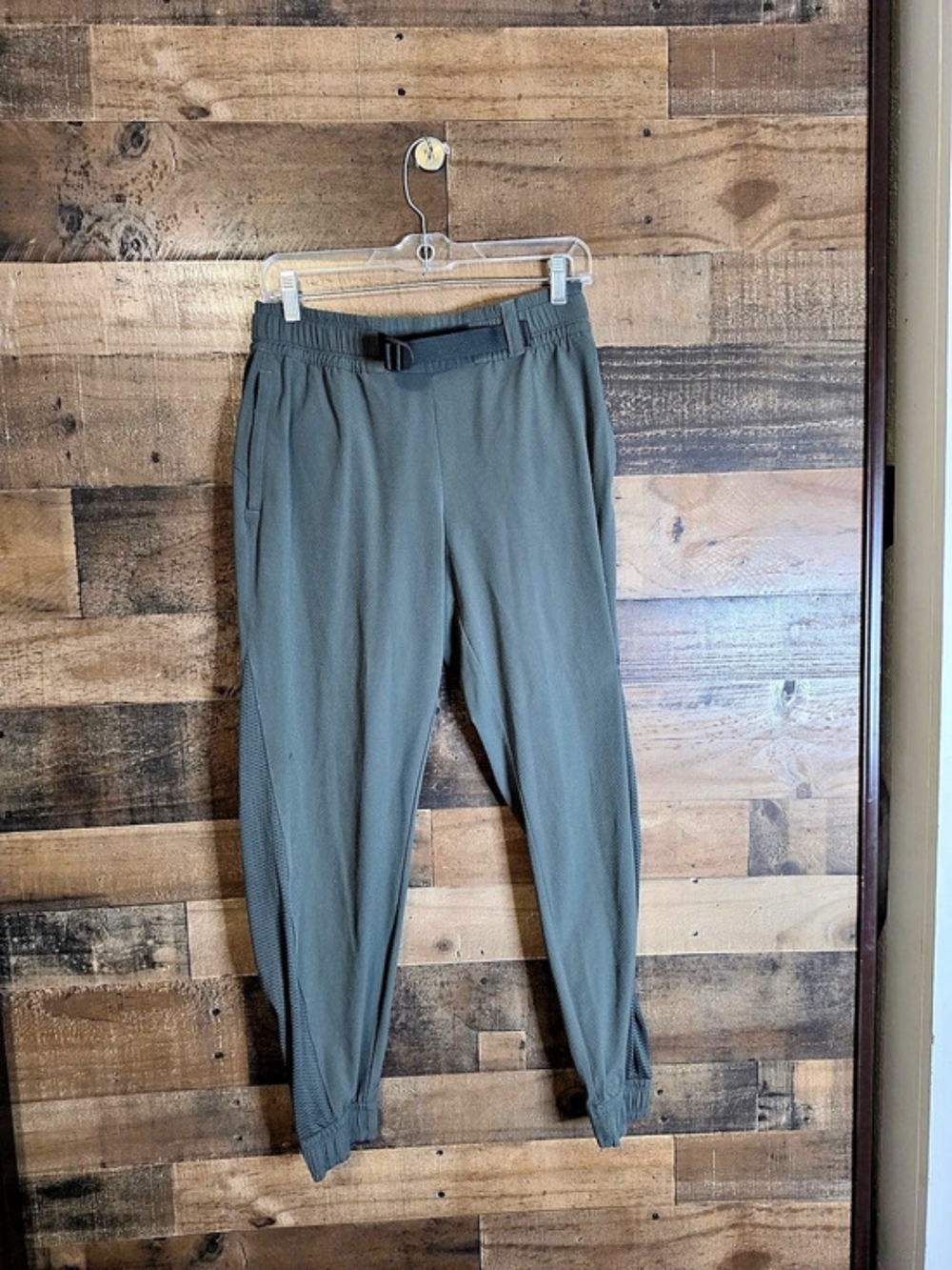 Athleta Quest Jogger Pants in Green Size 4 Like New